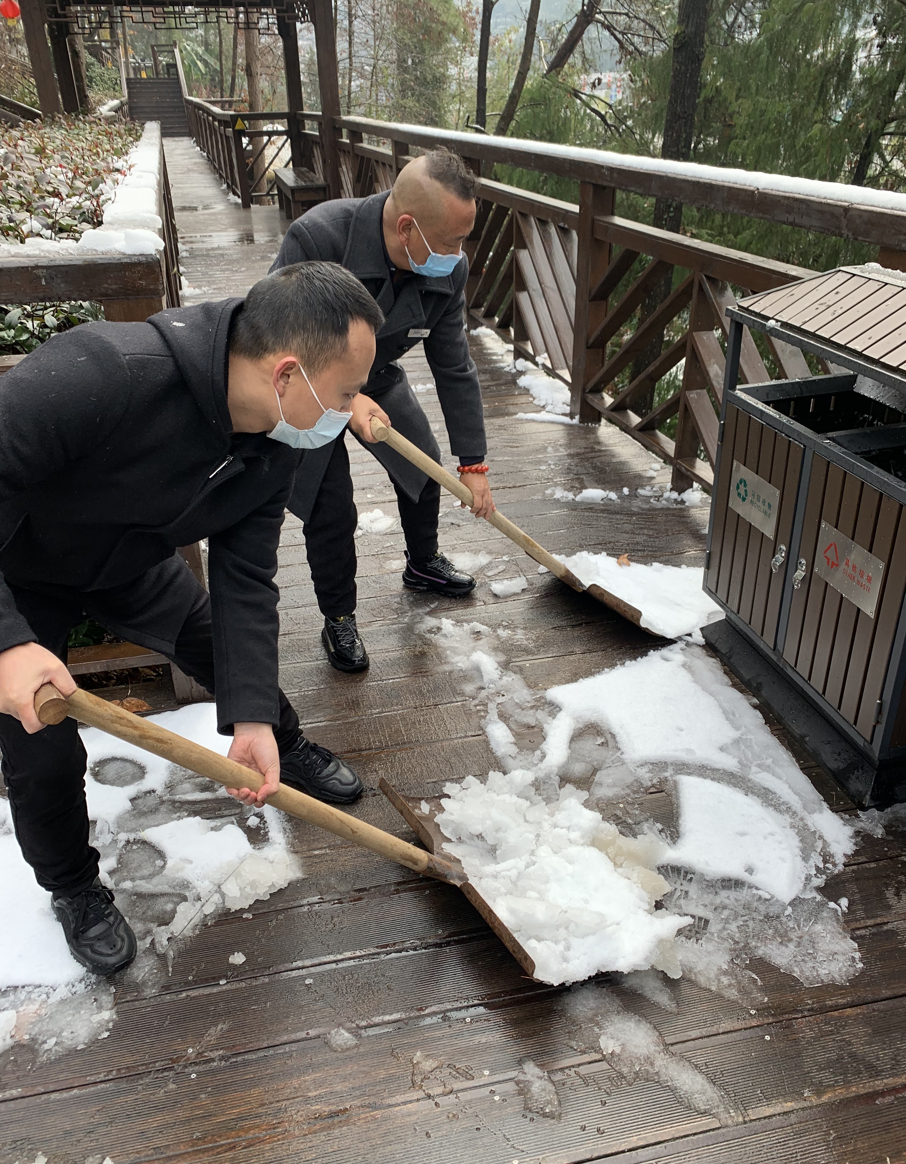 掃雪確保經營道路安全.jpg