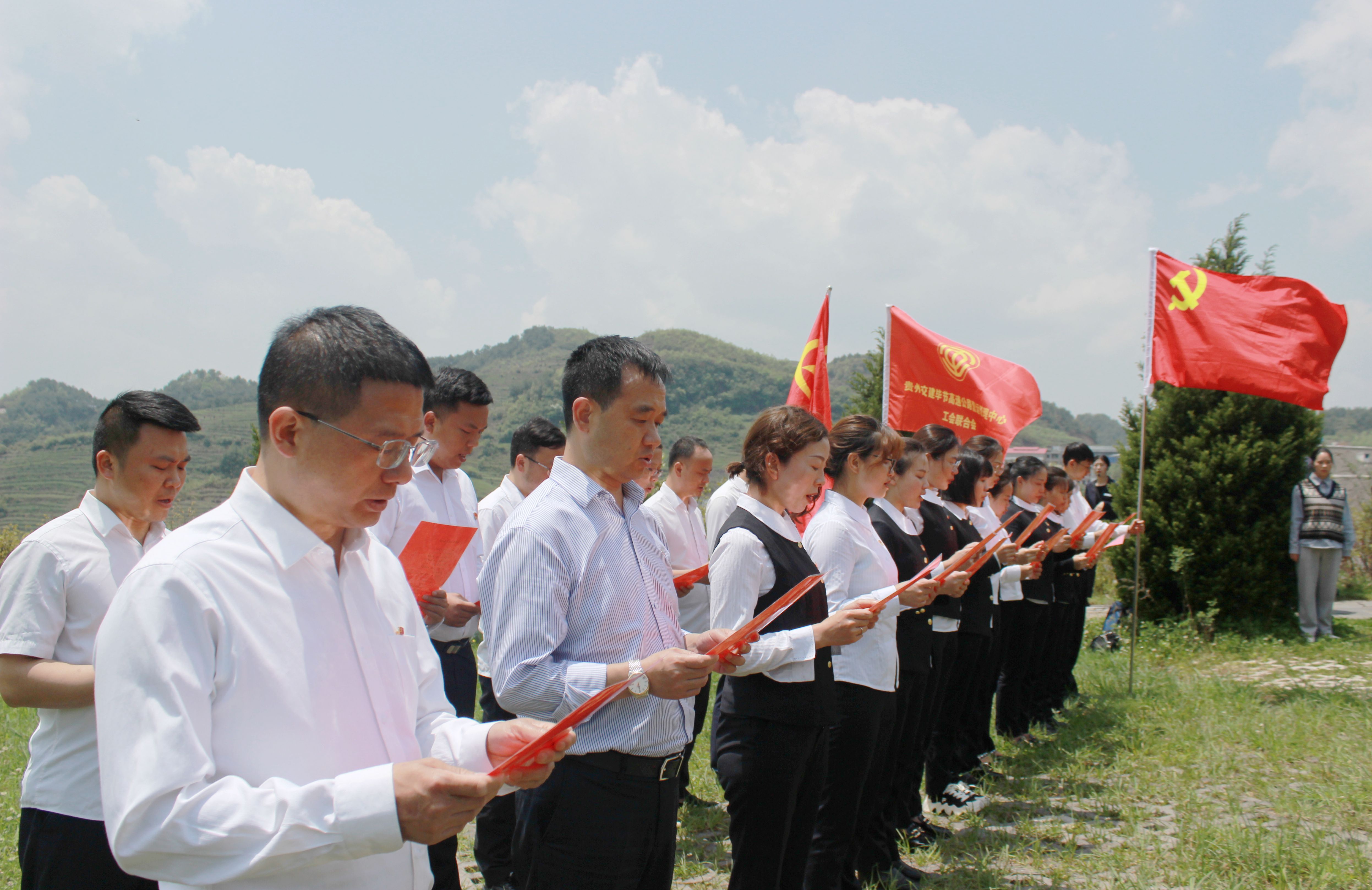 瞻仰文朝榮墓地并集體朗誦.jpg