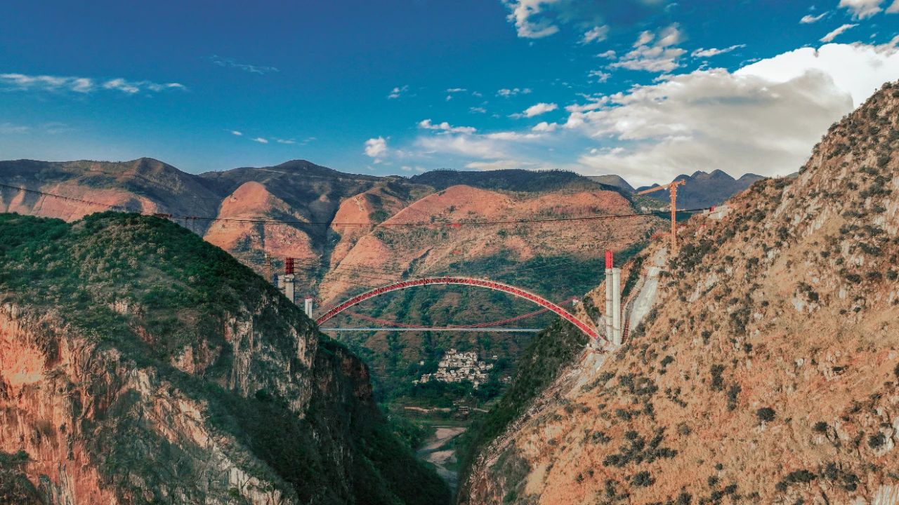 建設(shè)中的烏蒙山大橋.jpg