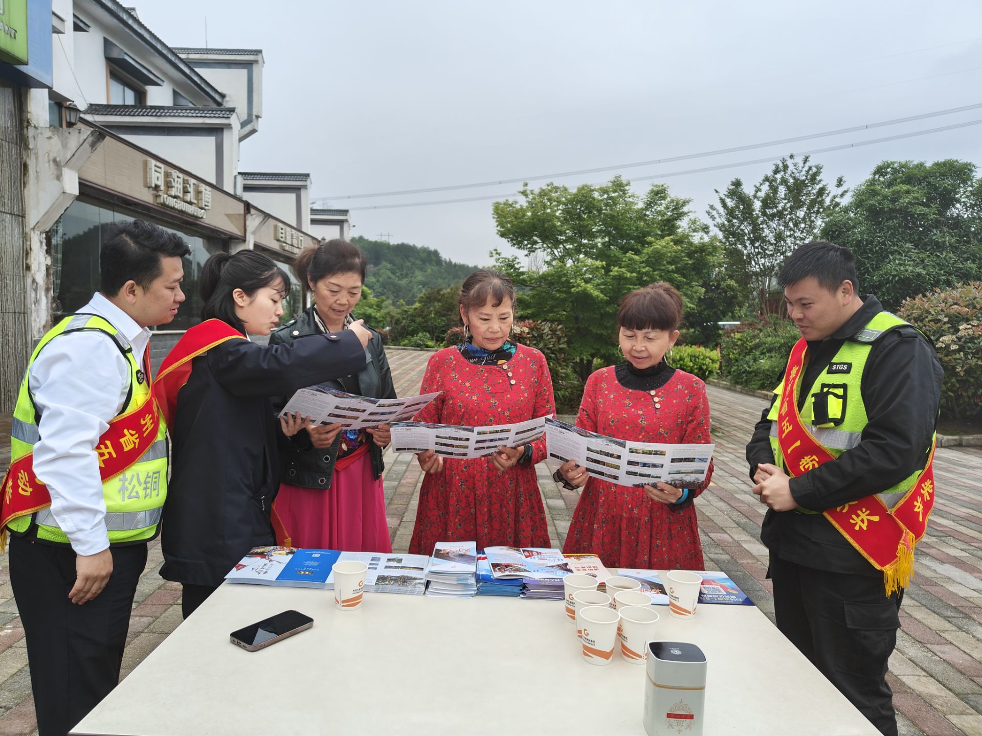 青年志愿者開展交旅融合宣傳.jpg