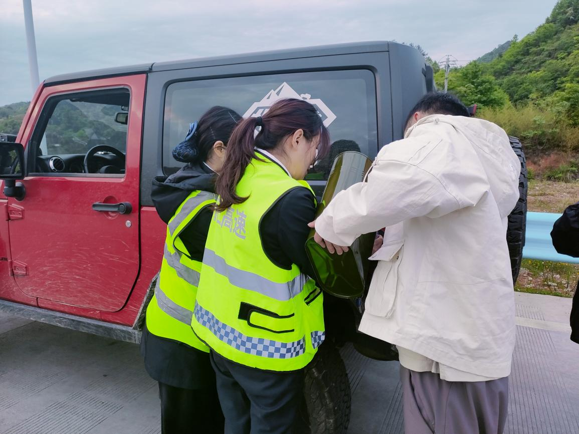 幫助司乘人員進(jìn)行車輛加油.png